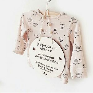 Houten hanger ‘Kleertjes uit, pyjama aan’